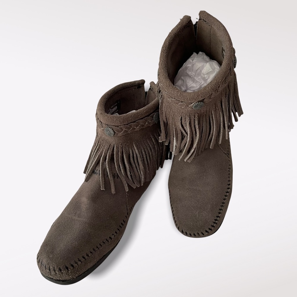 ✨ Hi Top Back Zip Fringe Boot in Gray by Minnetonka Size 6.5 (fits like a 7)